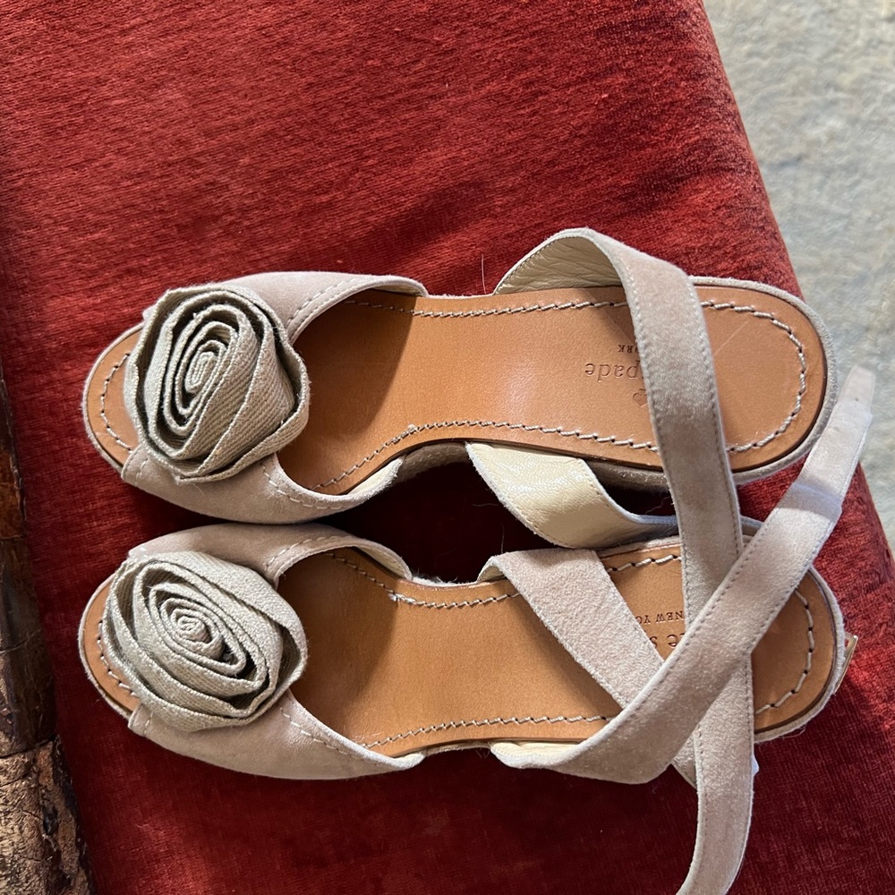 Kate Spade Cream Sandals with Spiral Ornament